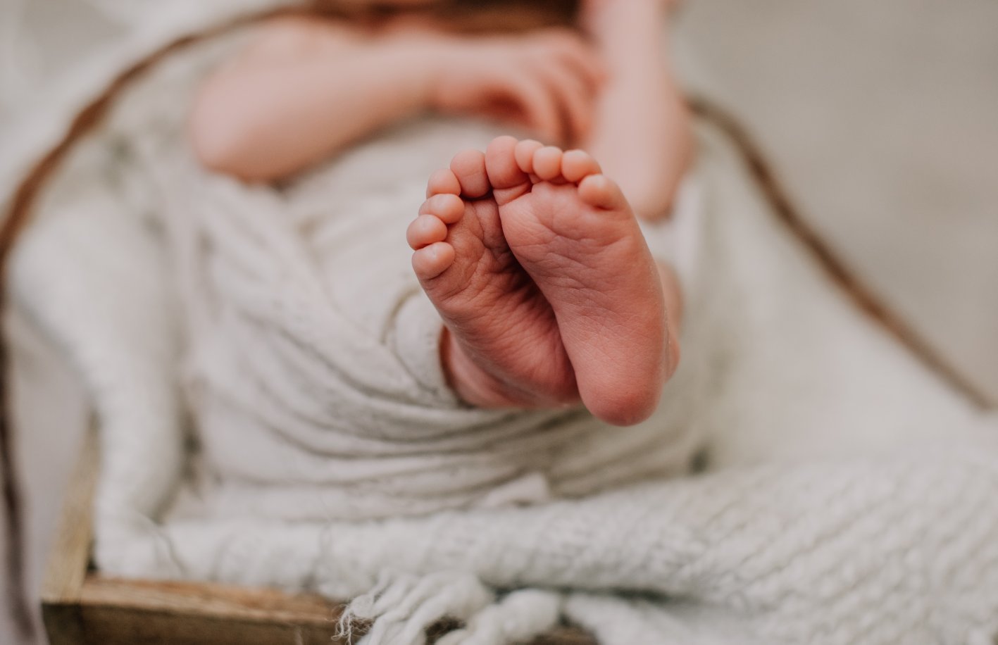 Babyfüße im Sonnenlicht