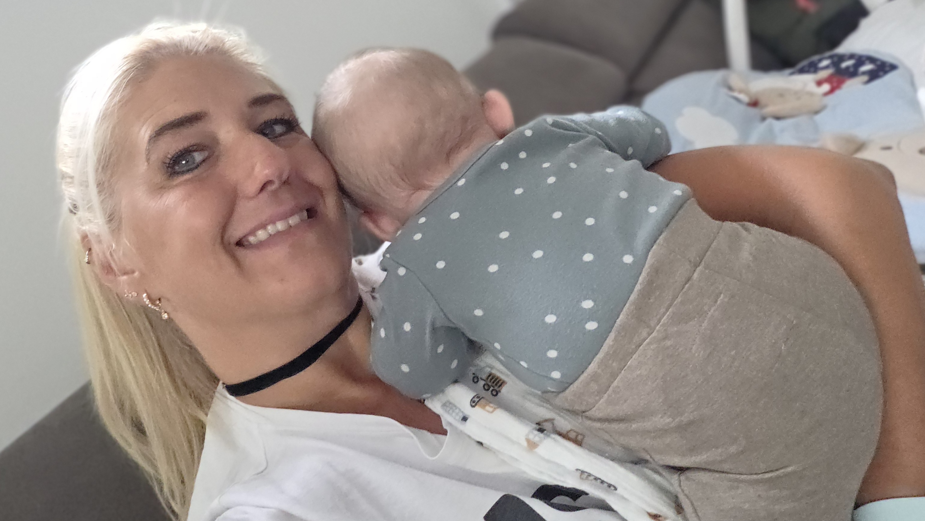 Baby liegt geborgen im Arm