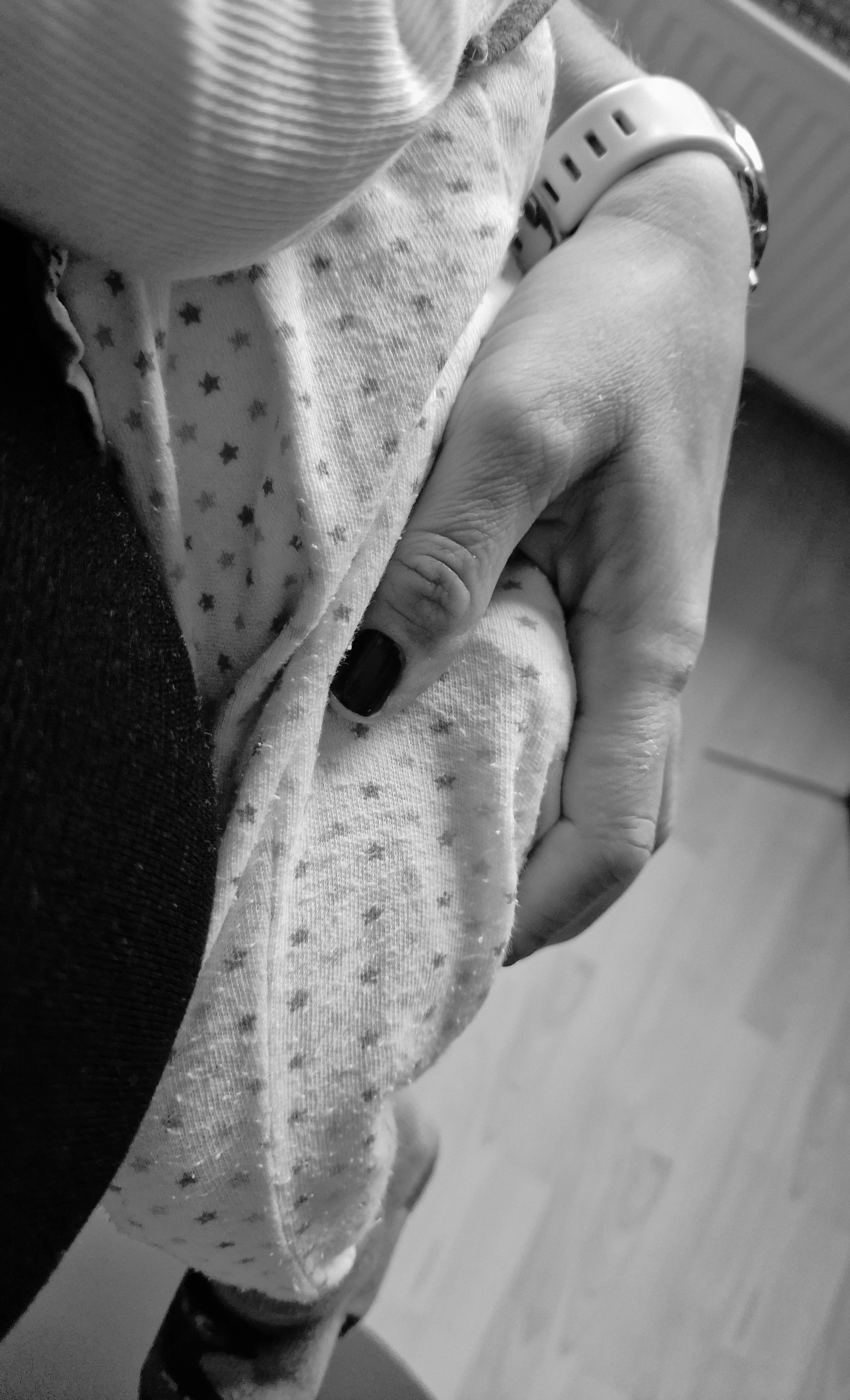 Baby kuschelt im Arm