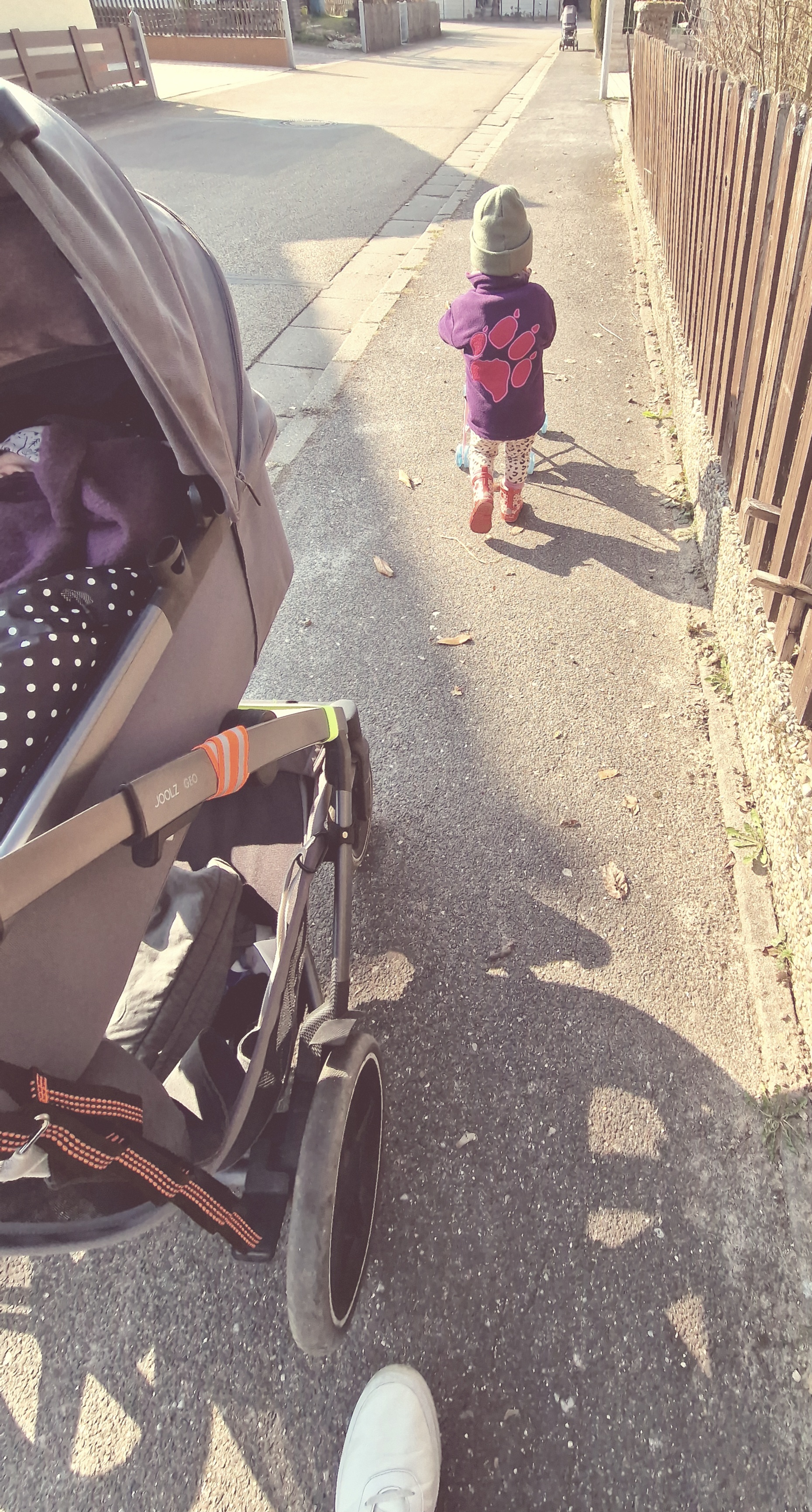 Spaziergang mit Kinderwagen
