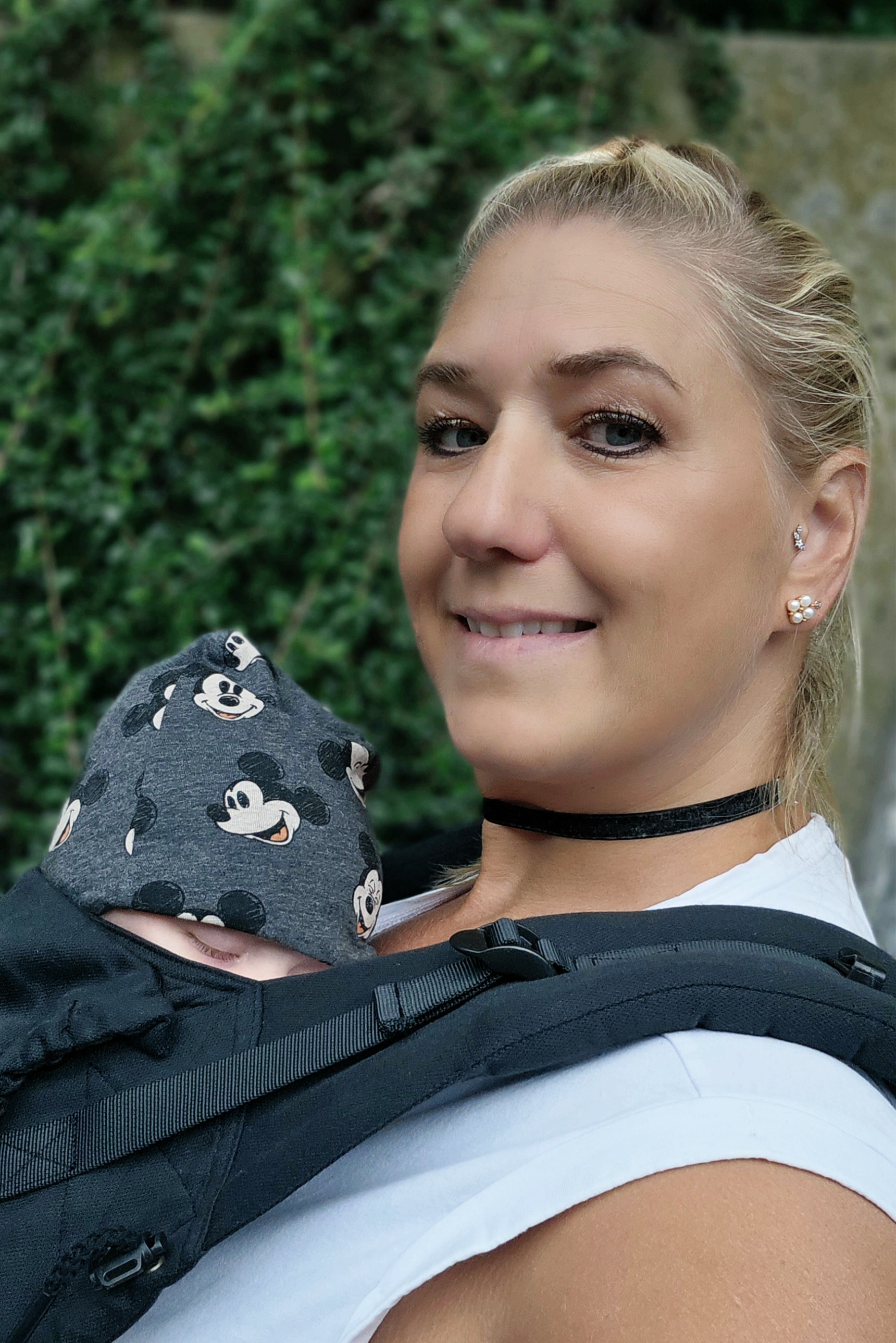 Nadja mit Baby in der Trage