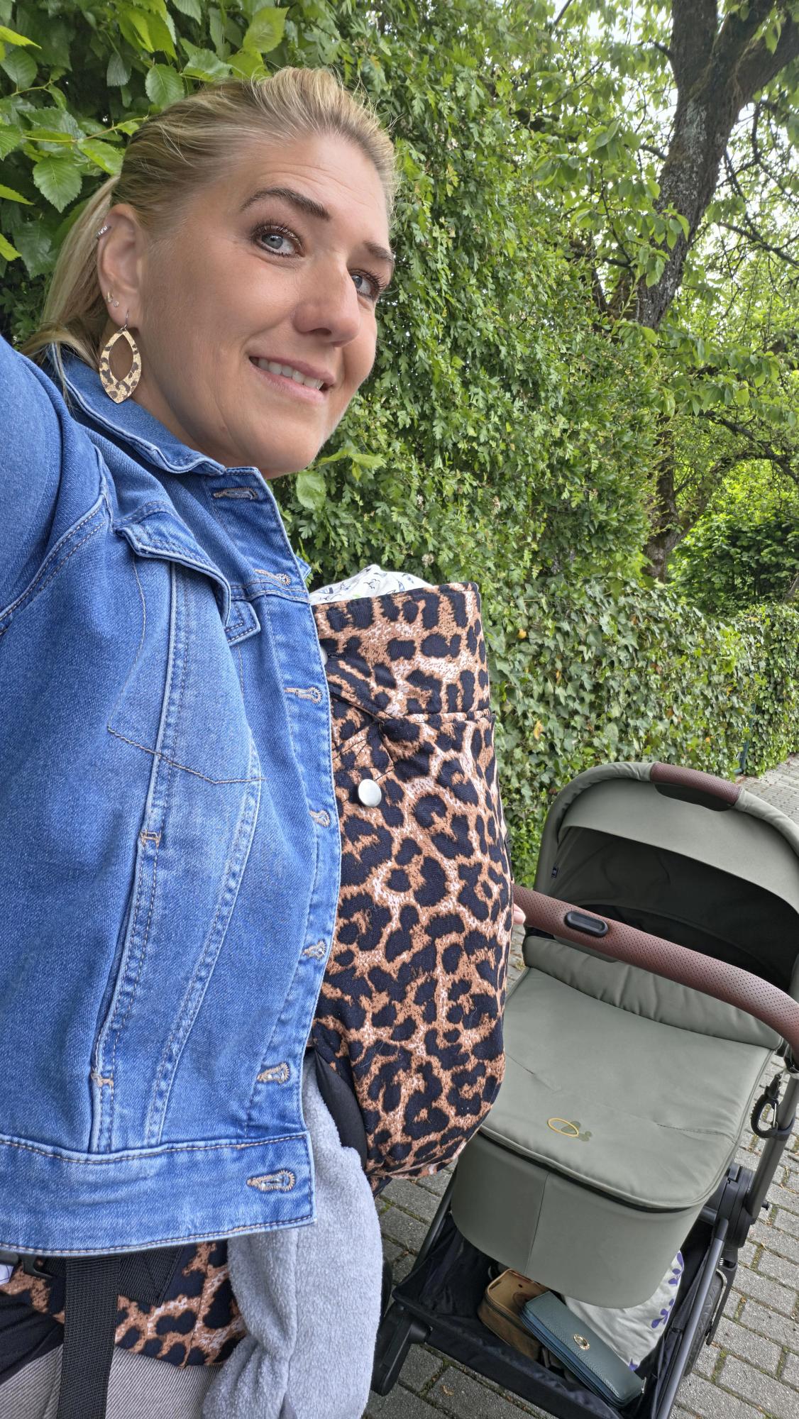 Nadja mit einem Baby im Arm